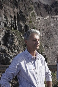 Il prof. Silvio Seno sul cratere del Vesuvio (1)
